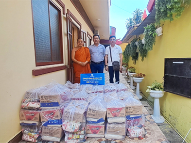 Siam Brothers Vietnam donated 50 gifts to Hue Hung Pagoda