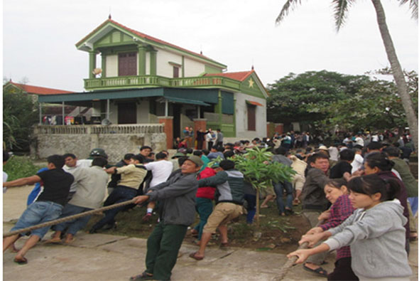 Nghệ An cả làng kéo tàu chìm bằng dây thừng