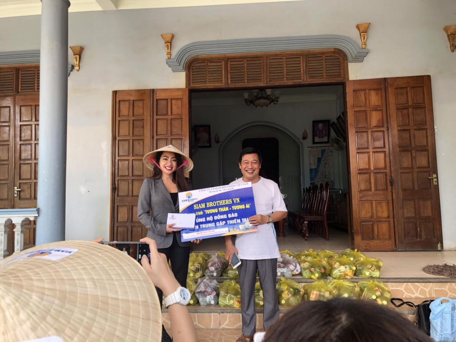 Siam Brothers Việt Nam đến thăm và tặng quà cho các cụ già neo đơn tại chùa Lâm Quang