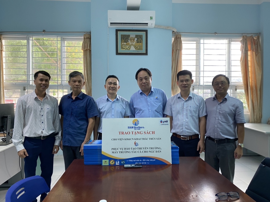 Siam Brothers Việt Nam tài trợ tài liệu phục vụ đào tạo thuyền trưởng, máy trưởng cho Viện Khoa học & Công nghệ Khai Thác Thủy Sản - Đại học Nha Trang